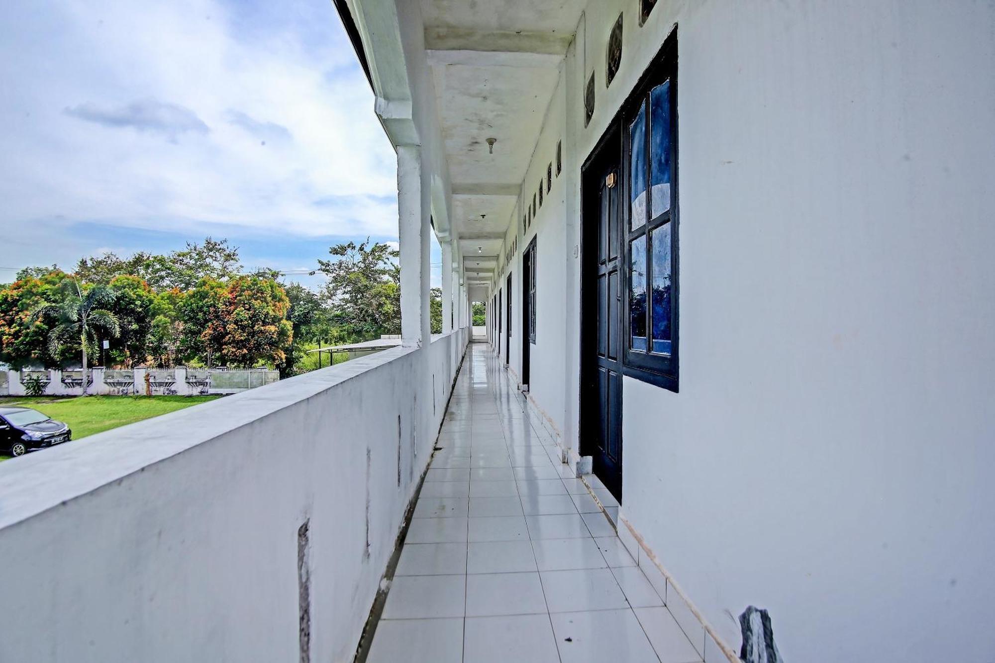 Oyo Life 91127 Wisma Sukajadi Syariah Perabumulih Ngoại thất bức ảnh
