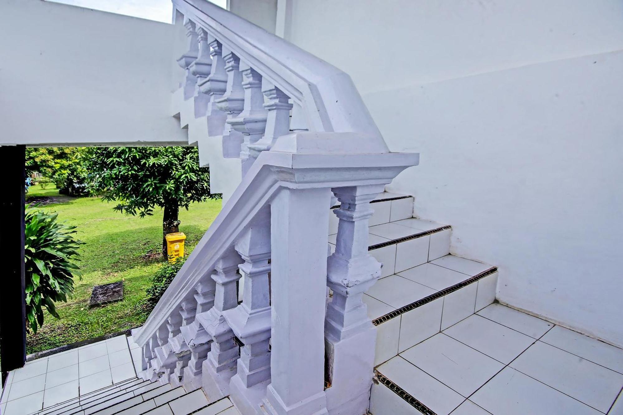 Oyo Life 91127 Wisma Sukajadi Syariah Perabumulih Ngoại thất bức ảnh