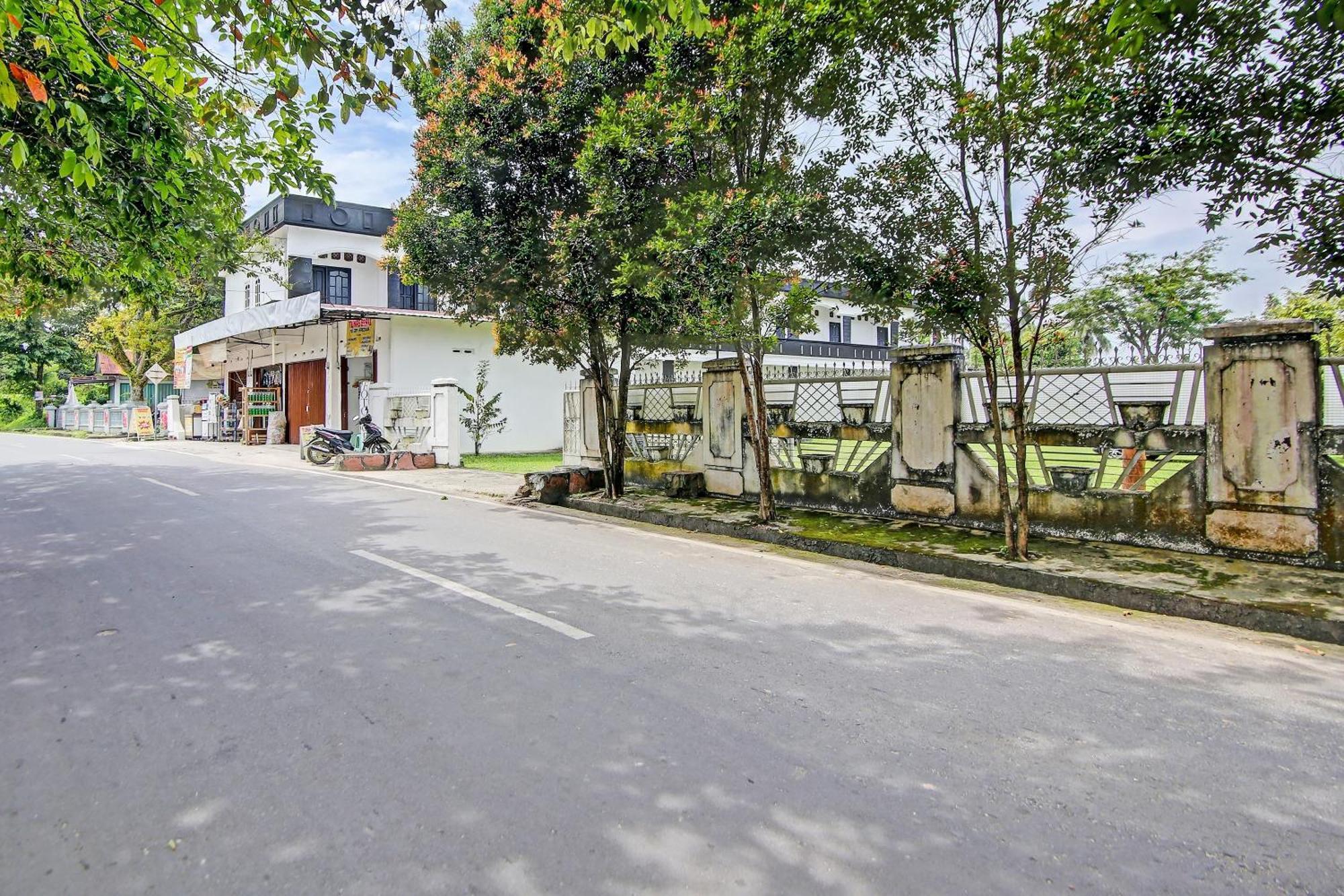 Oyo Life 91127 Wisma Sukajadi Syariah Perabumulih Ngoại thất bức ảnh