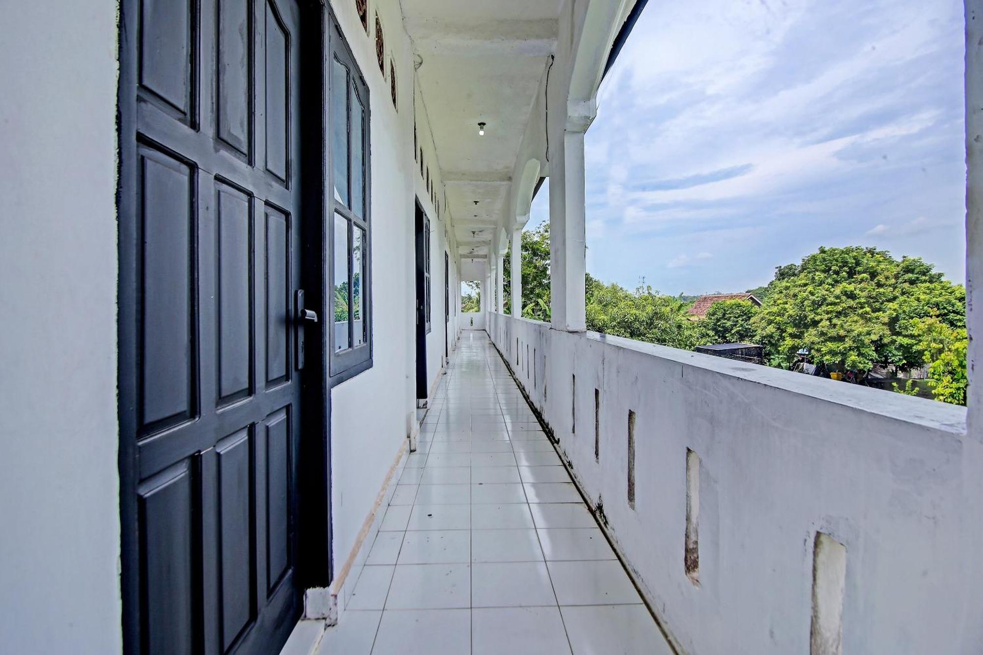 Oyo Life 91127 Wisma Sukajadi Syariah Perabumulih Ngoại thất bức ảnh