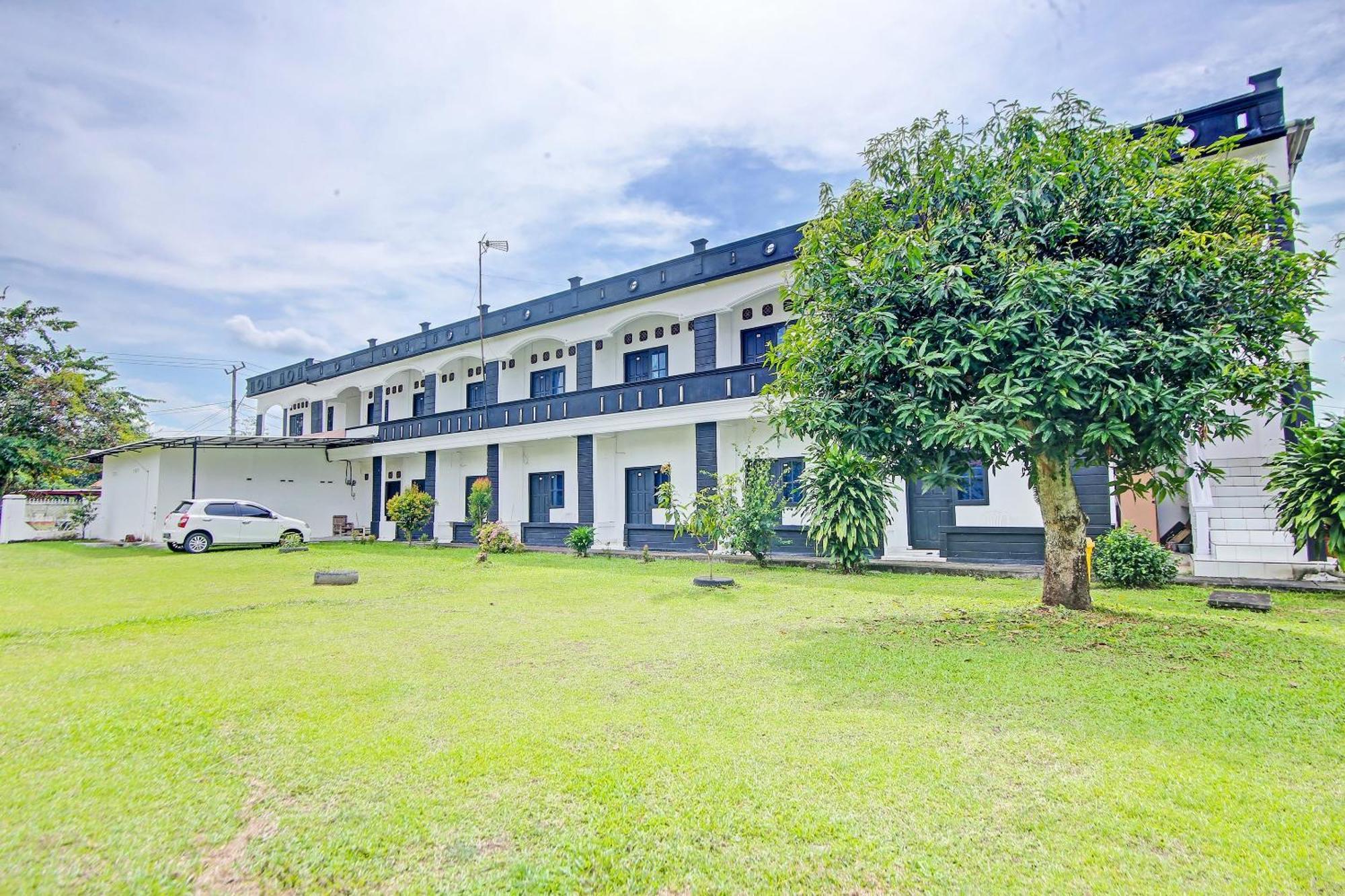 Oyo Life 91127 Wisma Sukajadi Syariah Perabumulih Ngoại thất bức ảnh